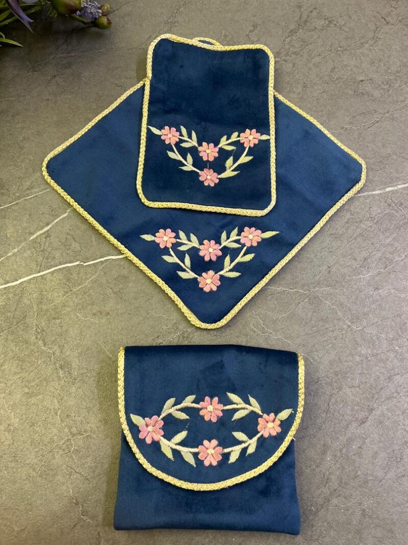 1582 جانماز کیفی مخمل گلدوزی کد 1582 - تصویر 1