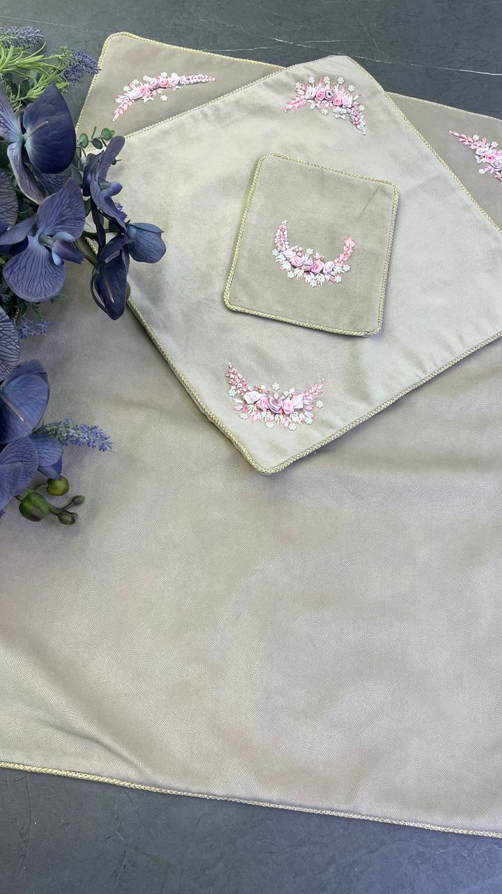 1590 سجاده جانماز مخمل روبان دوزی کد 1590 - تصویر 1