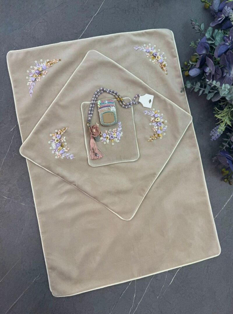 1592 سجاده جانماز مخمل روبان دوزی کد 1592 - تصویر 1