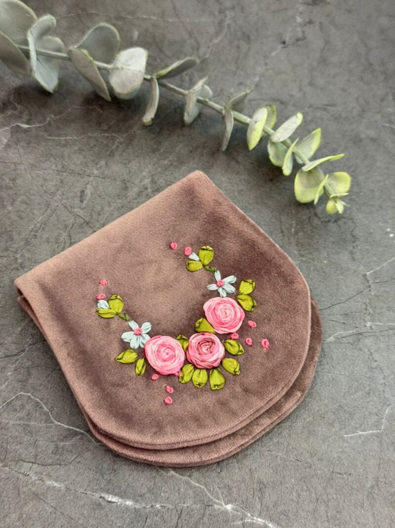 جانماز جیبی روبان دوزی نیم دایره کد 1758 - تصویر 1