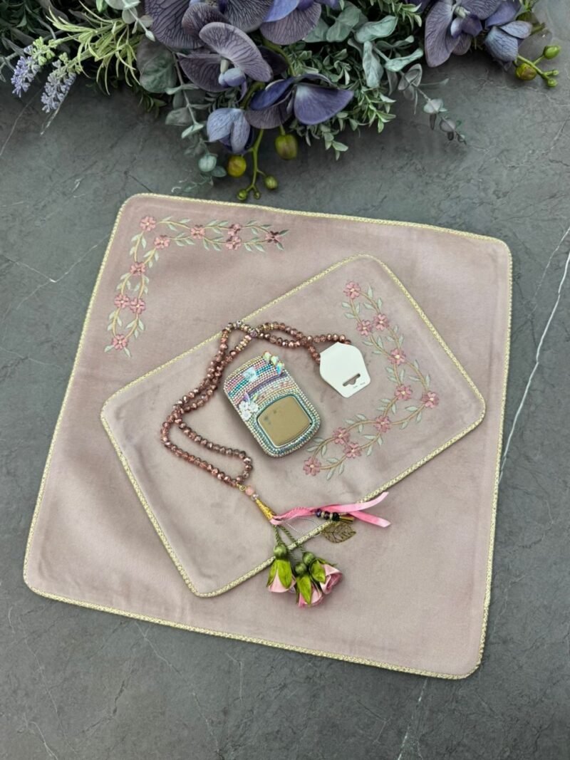 جانماز مخمل گلدوزی کد 1778 - تصویر 1