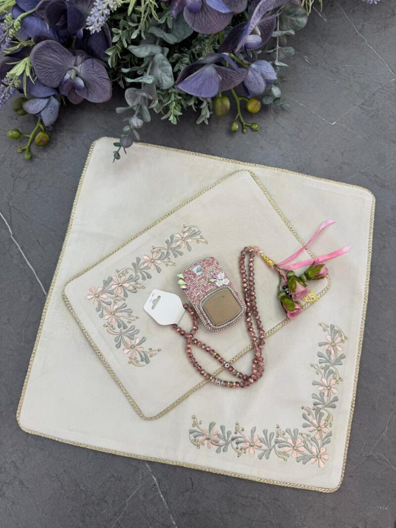 جانماز مخمل گلدوزی کد 1781 - تصویر 1