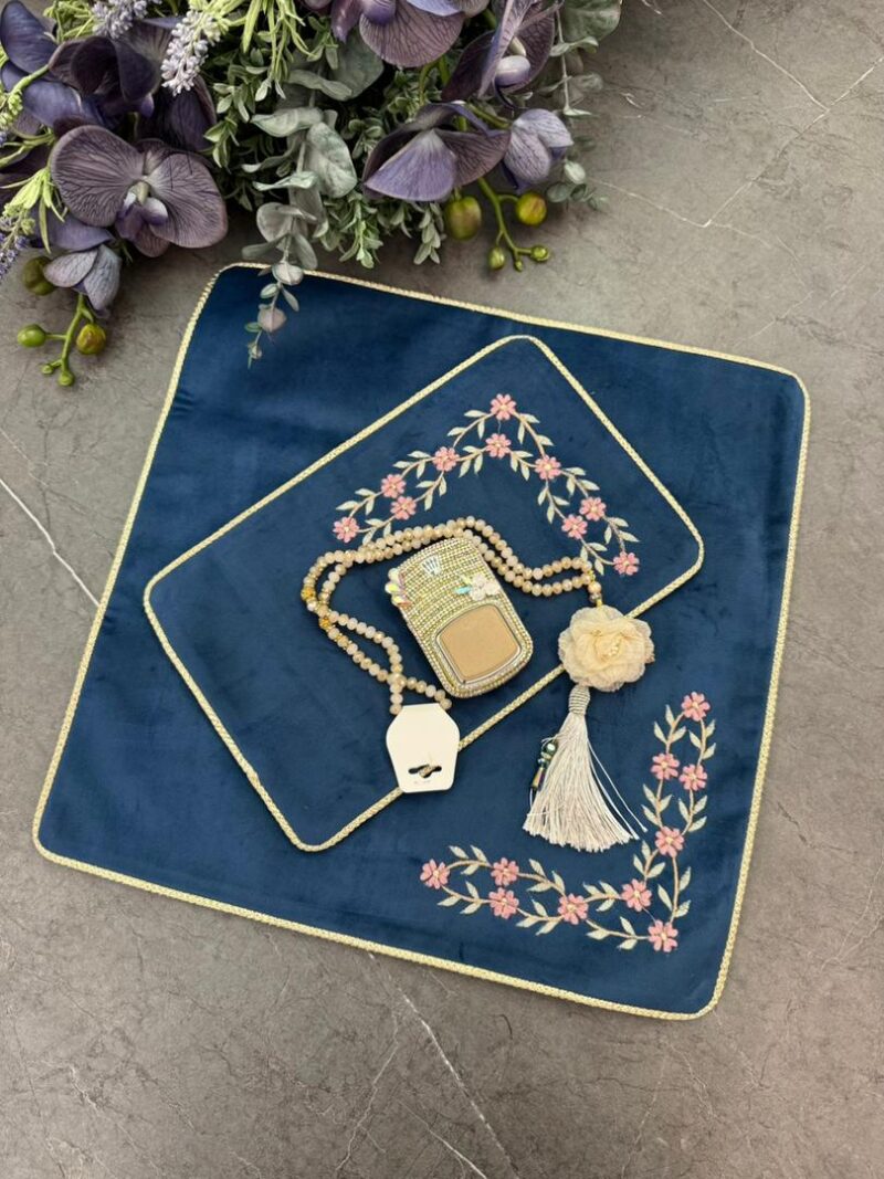 1782 جانماز مخمل گلدوزی کد 1782 - تصویر 1