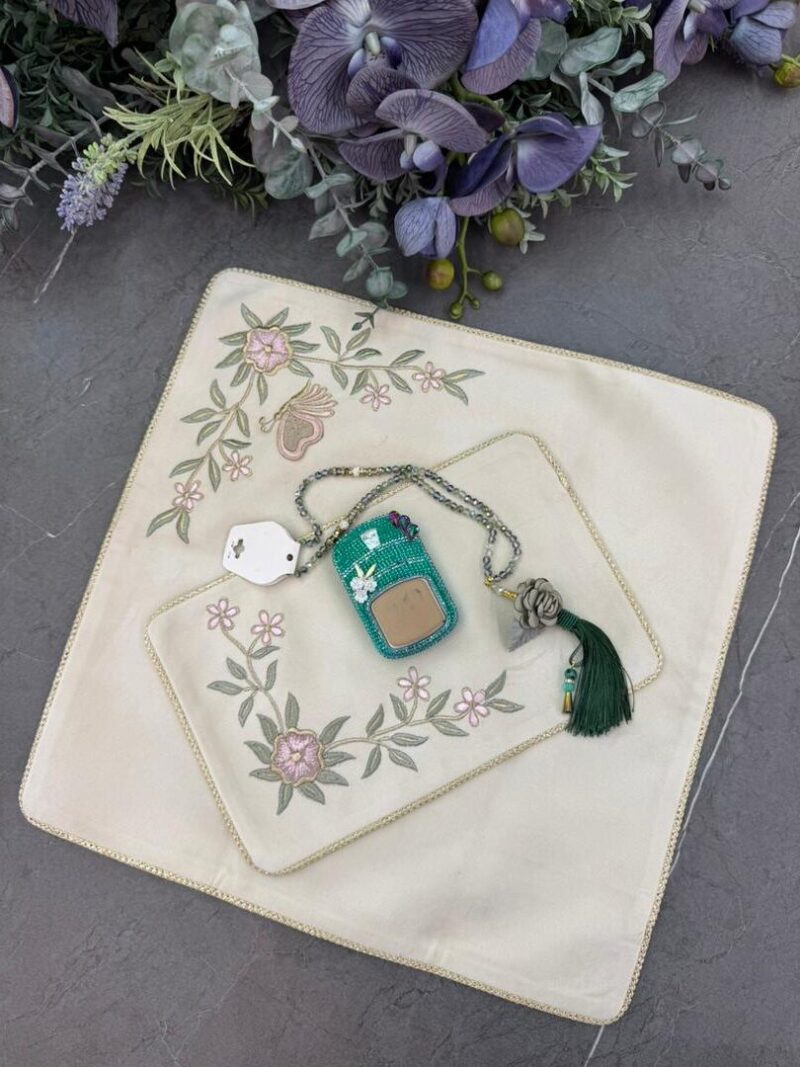 جانماز مخمل گلدوزی کد 1784 - تصویر 1