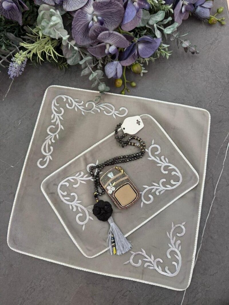 جانماز مخمل گلدوزی کد 1785 - تصویر 1