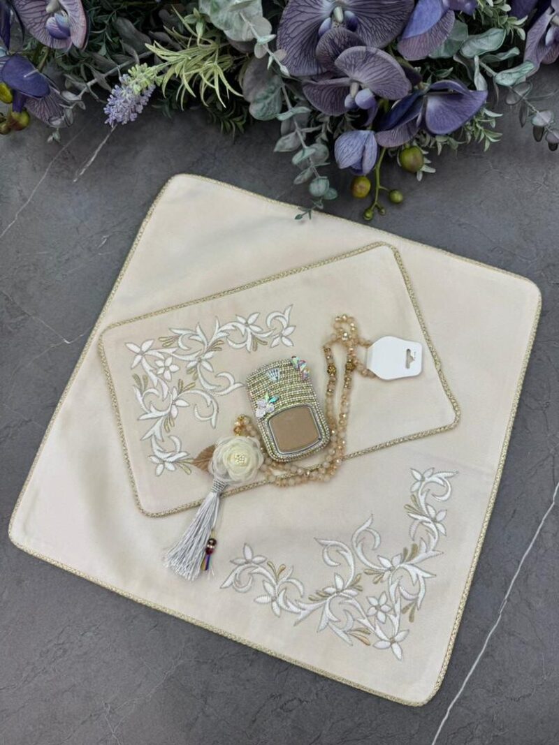 جانماز مخمل گلدوزی کد 1786 - تصویر 1