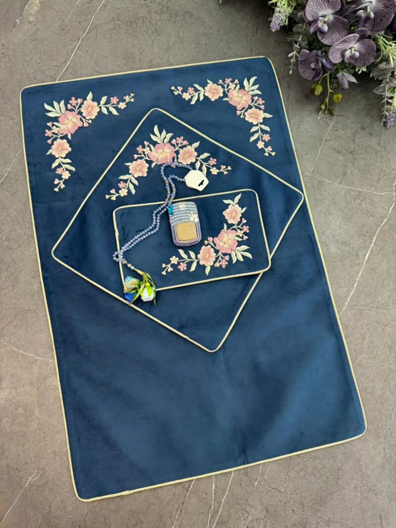 سجاده و جانماز مخمل گلدوزی کد 1791 - تصویر 1