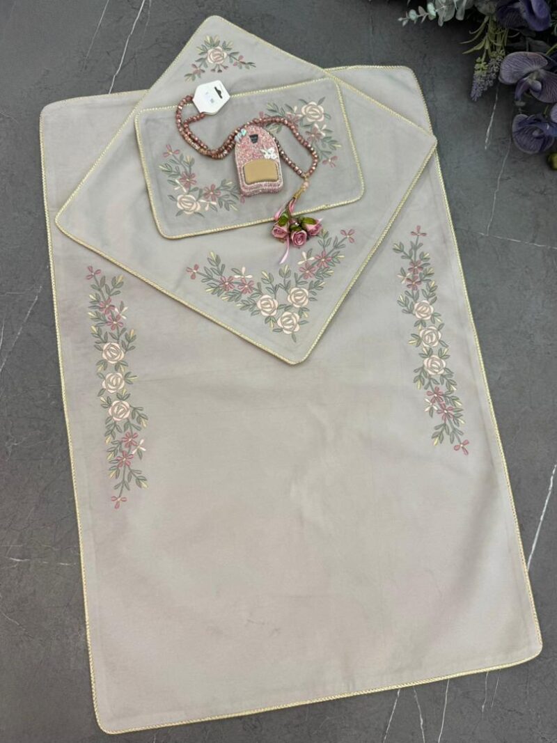 سجاده و جانماز مخمل گلدوزی کد 1792 - تصویر 1