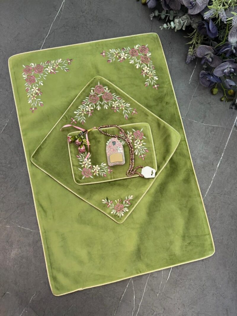 سجاده و جانماز مخمل گلدوزی کد 1793 - تصویر 1