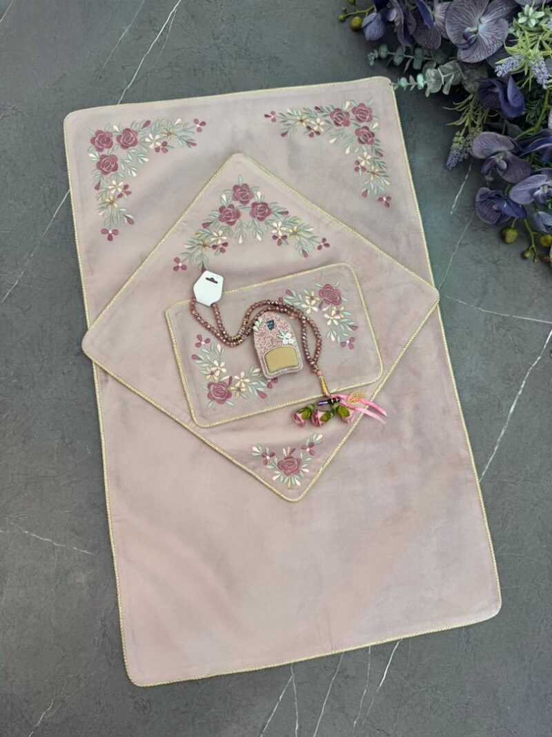 سجاده و جانماز مخمل گلدوزی کد 1796 - تصویر 1