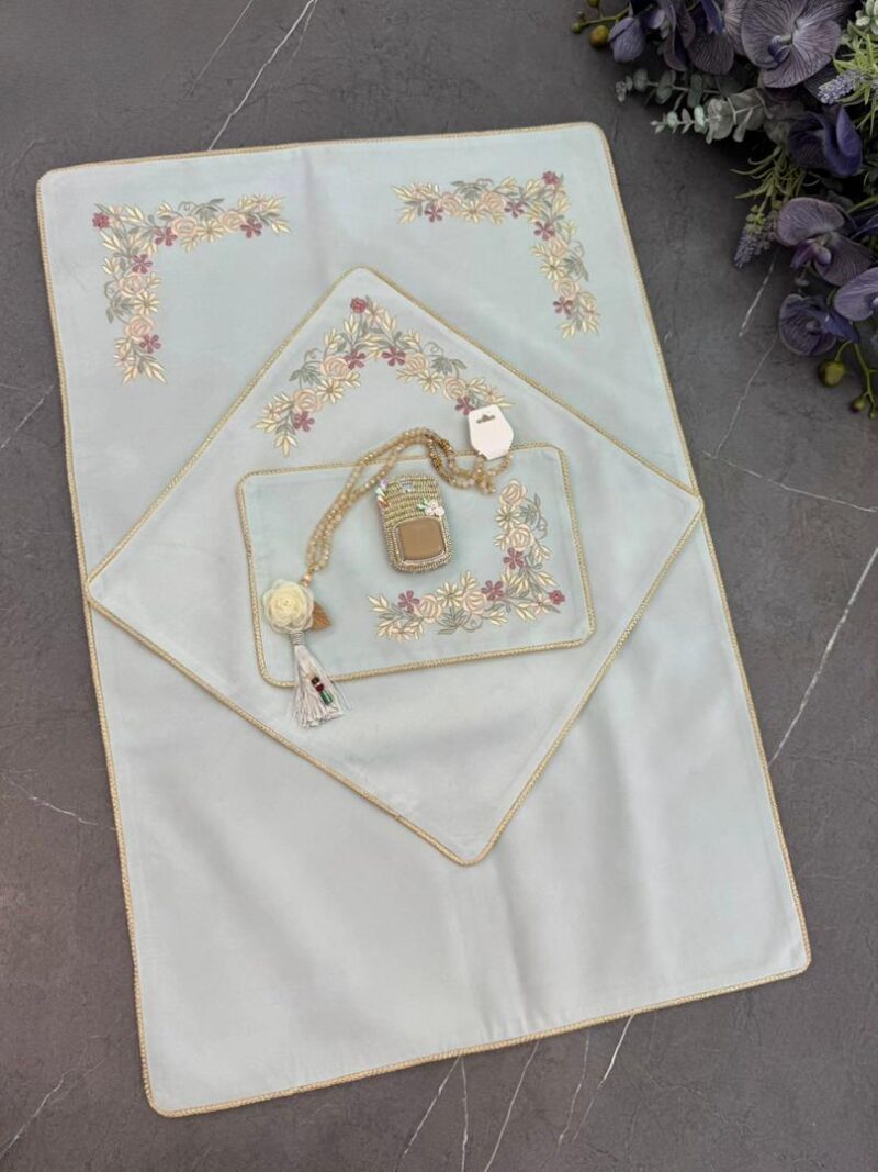 سجاده و جانماز مخمل گلدوزی کد 1797 - تصویر 1