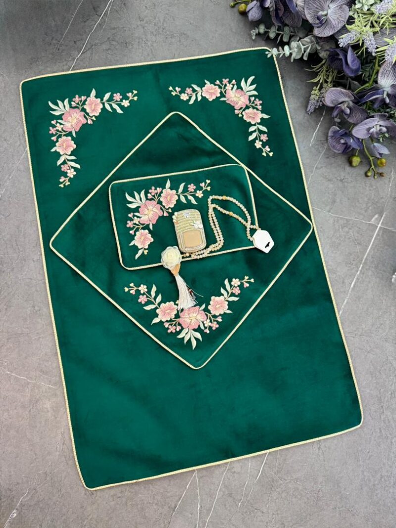 سجاده و جانماز مخمل گلدوزی کد 1798 - تصویر 1