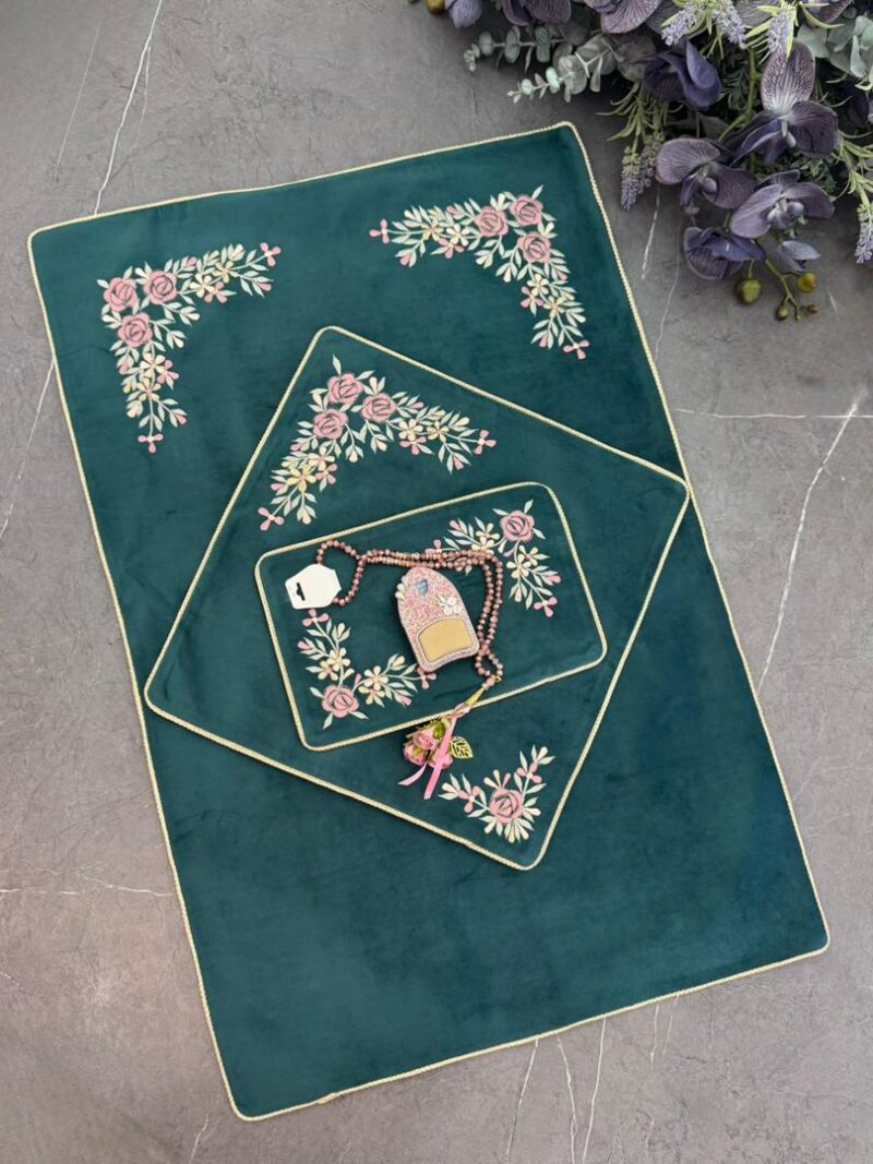 سجاده و جانماز مخمل گلدوزی کد 1799 - تصویر 1