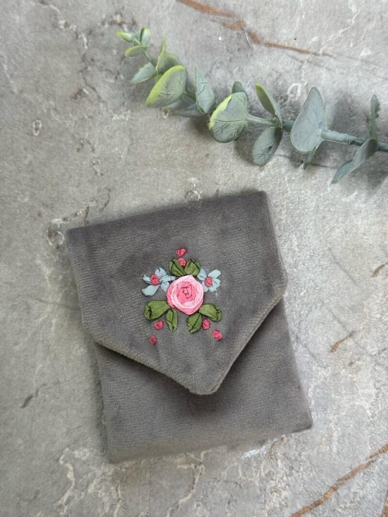 جانماز جیبی روبان دوزی تک گل کد 1800 - تصویر 1