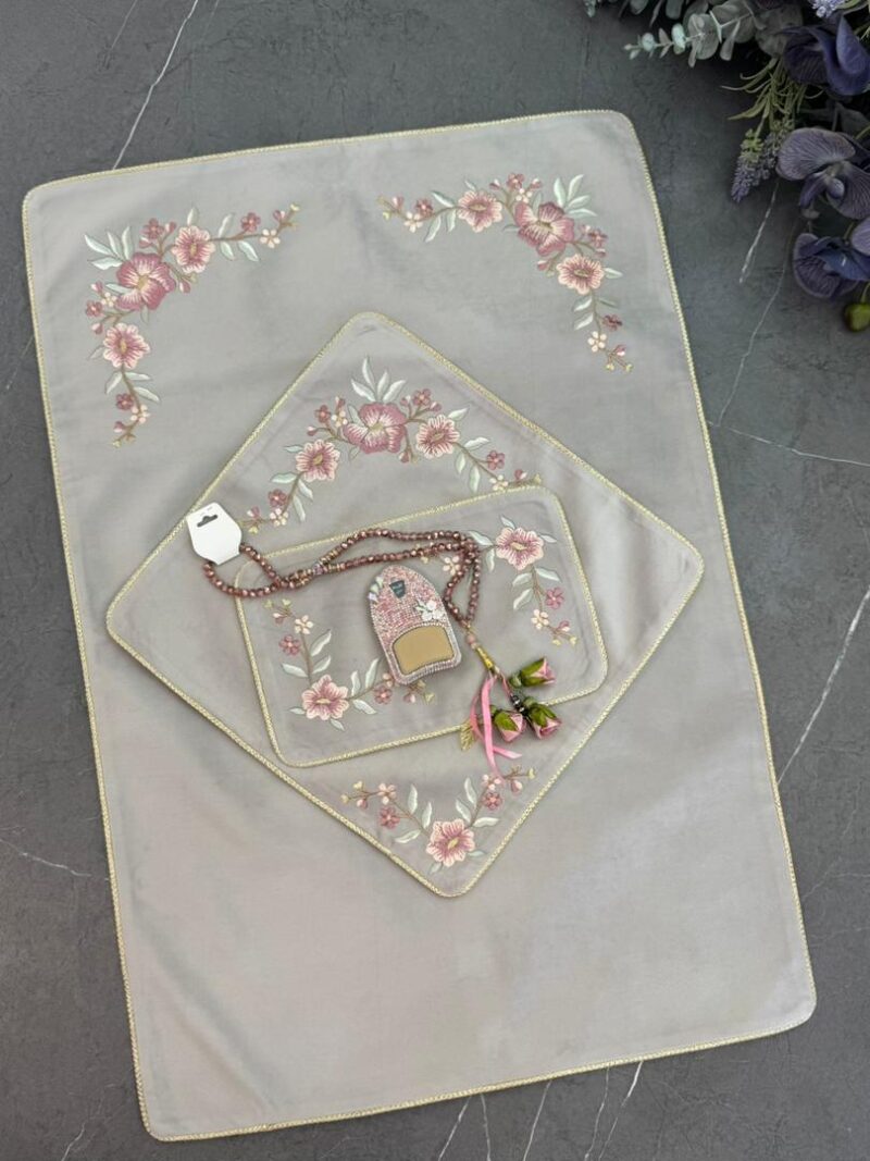 سجاده و جانماز مخمل گلدوزی کد 1801 - تصویر 1