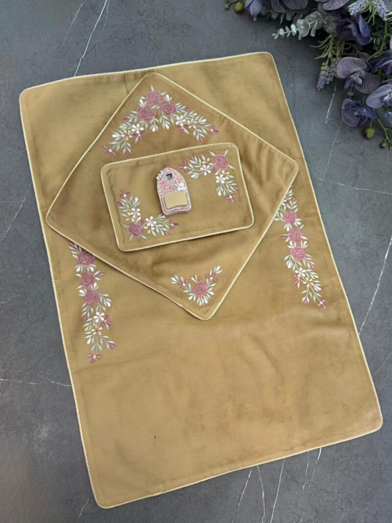 سجاده و جانماز مخمل گلدوزی کد 1802 - تصویر 1