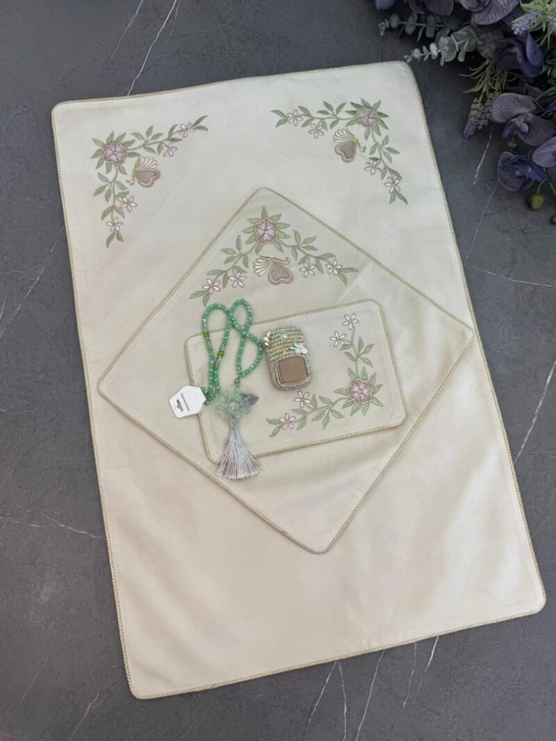 سجاده و جانماز مخمل گلدوزی کد 1803 - تصویر 1