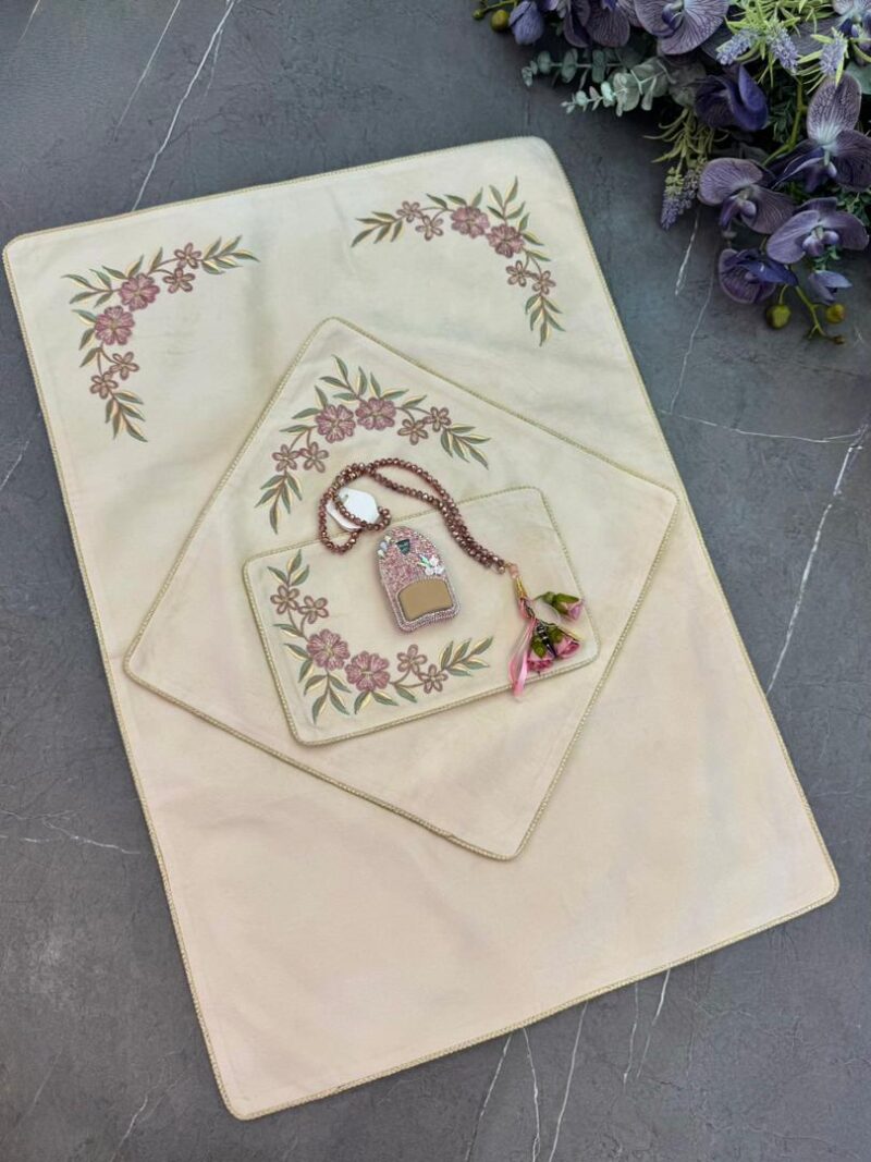 سجاده و جانماز مخمل گلدوزی کد 1804 - تصویر 1