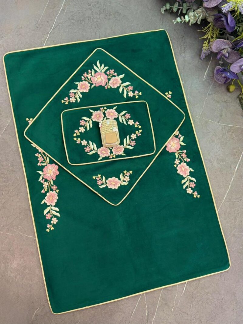 سجاده و جانماز مخمل گلدوزی کد 1805 - تصویر 1