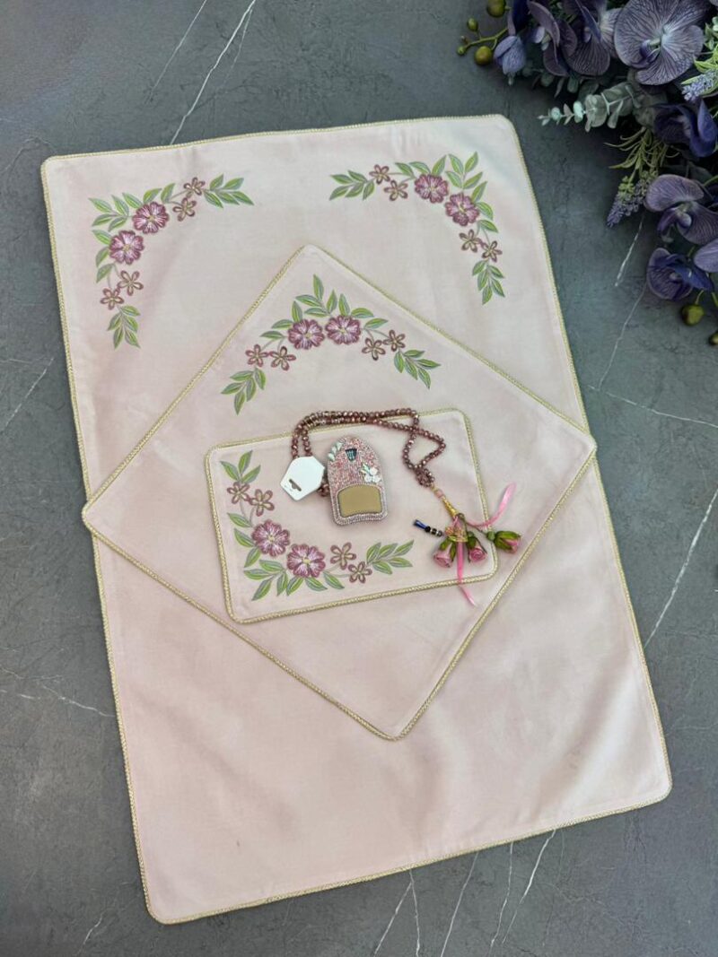 سجاده و جانماز مخمل گلدوزی کد 1806 - تصویر 1