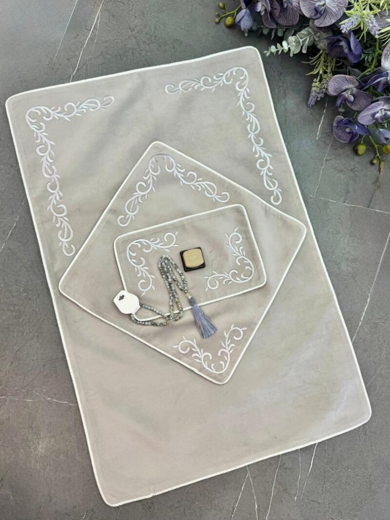 سجاده و جانماز مخمل گلدوزی کد 1807 - تصویر 1