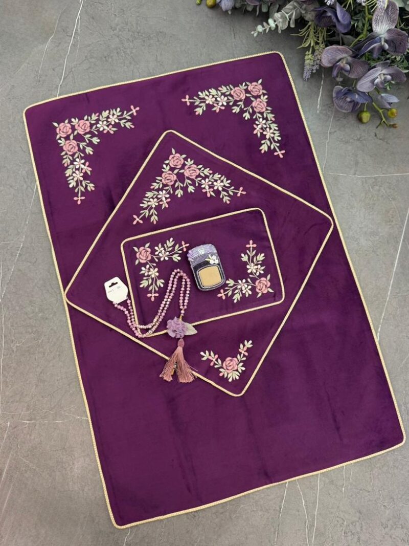 سجاده و جانماز مخمل گلدوزی کد 1808 - تصویر 1