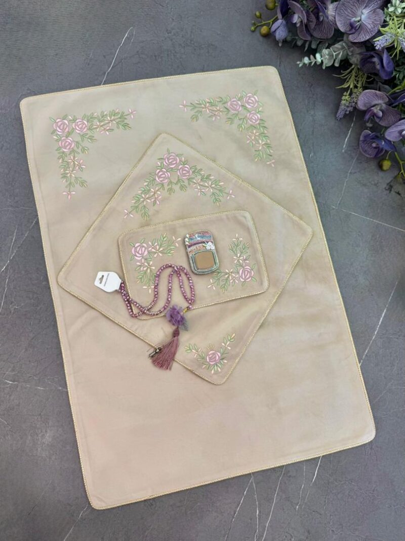 سجاده و جانماز مخمل گلدوزی کد 1809 - تصویر 1