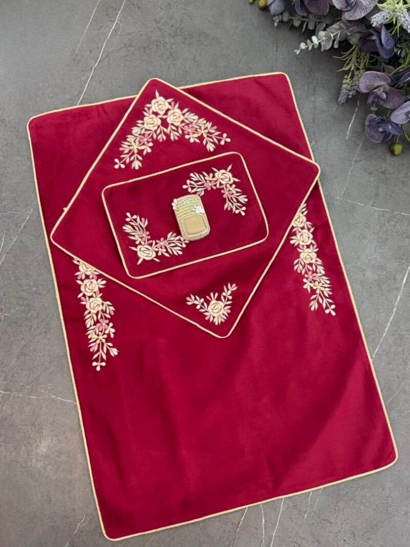 سجاده و جانماز مخمل گلدوزی کد 1810 - تصویر 1