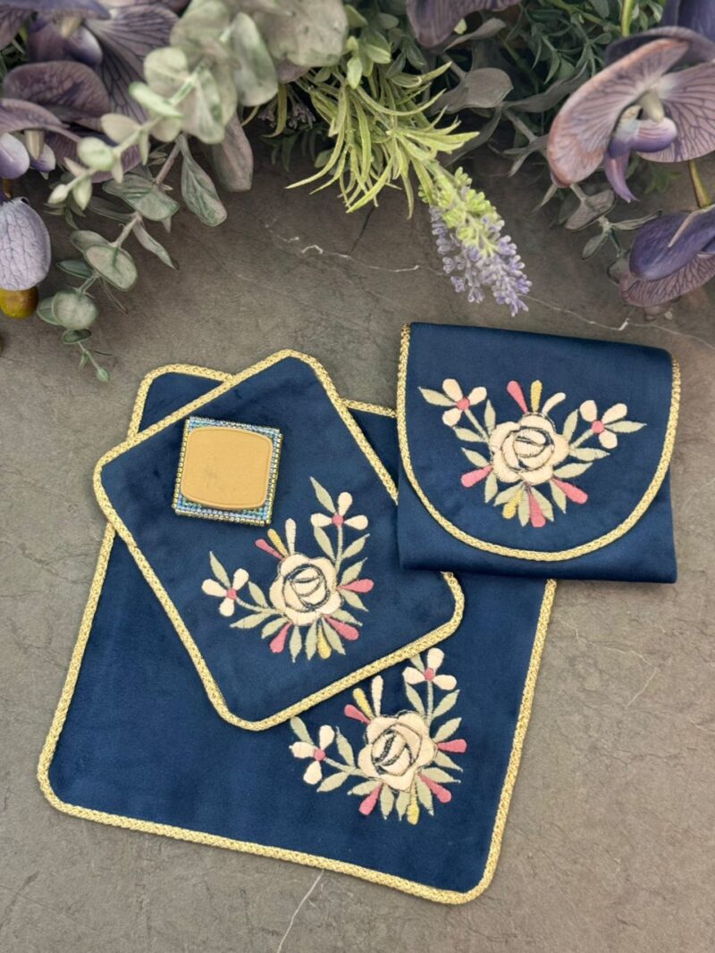 جانماز کیفی مخمل گلدوزی کد 1818 - تصویر 1