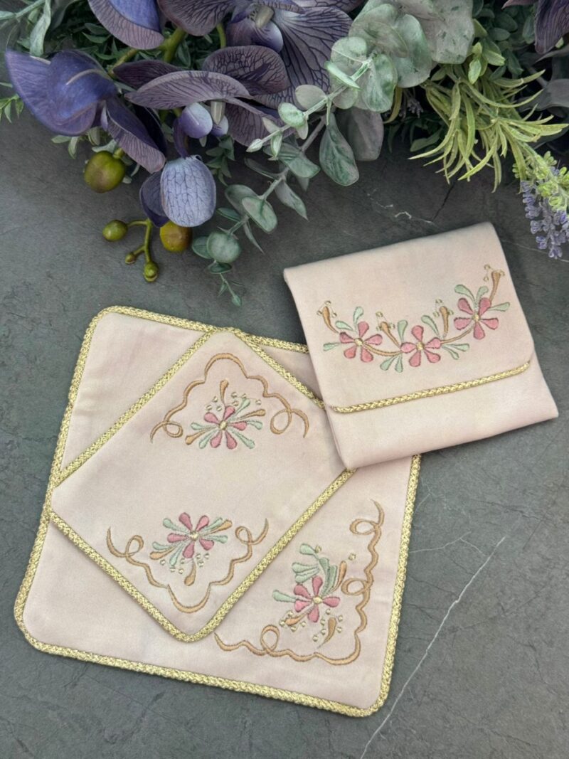 جانماز کیفی مخمل گلدوزی کد 1819 - تصویر 1