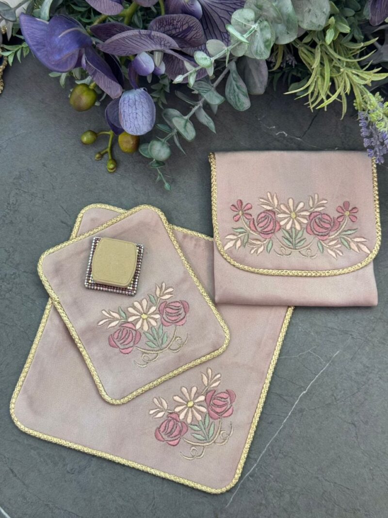 جانماز کیفی مخمل گلدوزی کد 1820 - Image 1