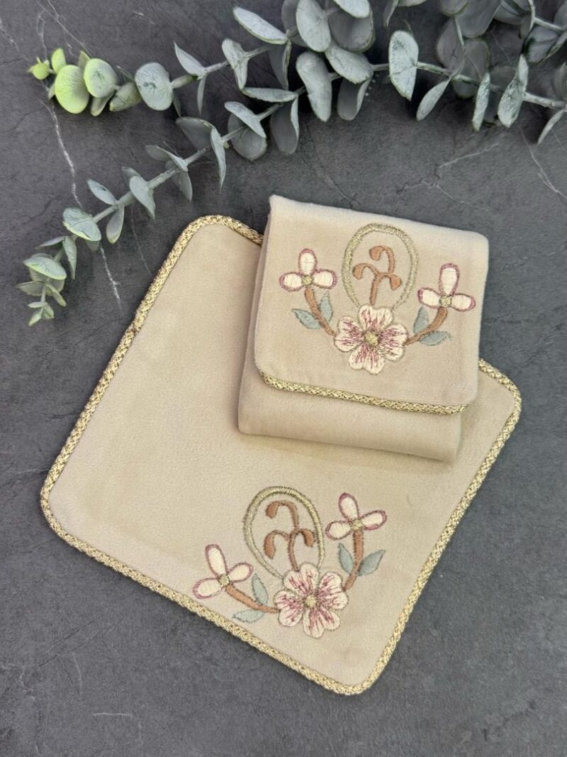 جانماز کیفی مخمل گلدوزی کد 1952 - تصویر 1