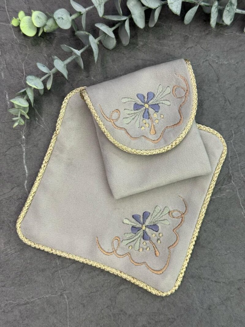 جانماز کیفی مخمل گلدوزی کد 1957 - تصویر 1