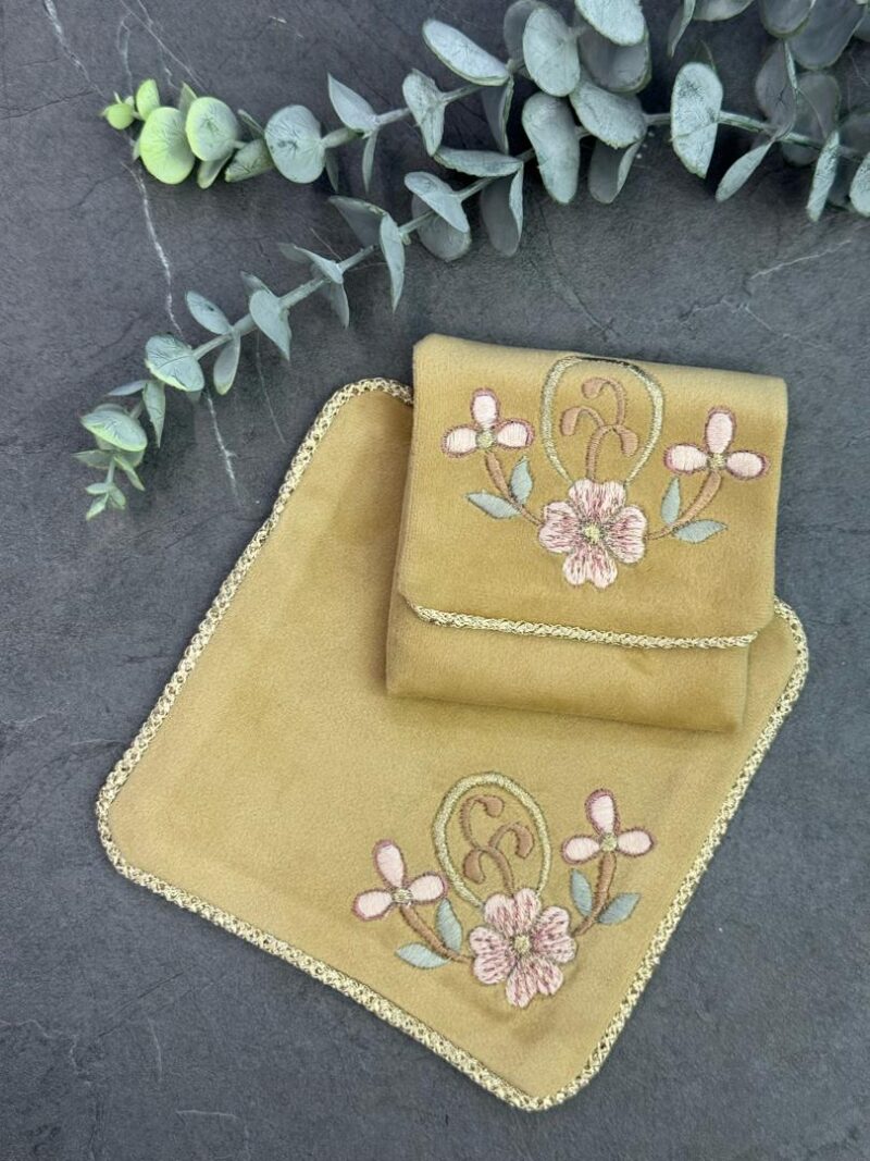 جانماز کیفی مخمل گلدوزی کد 1959 - تصویر 1