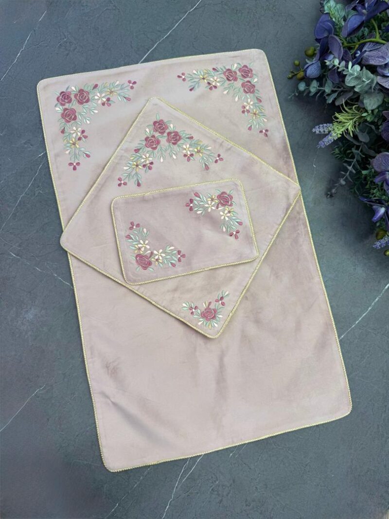 سجاده و جانماز مخمل گلدوزی کد 1967 - تصویر 1