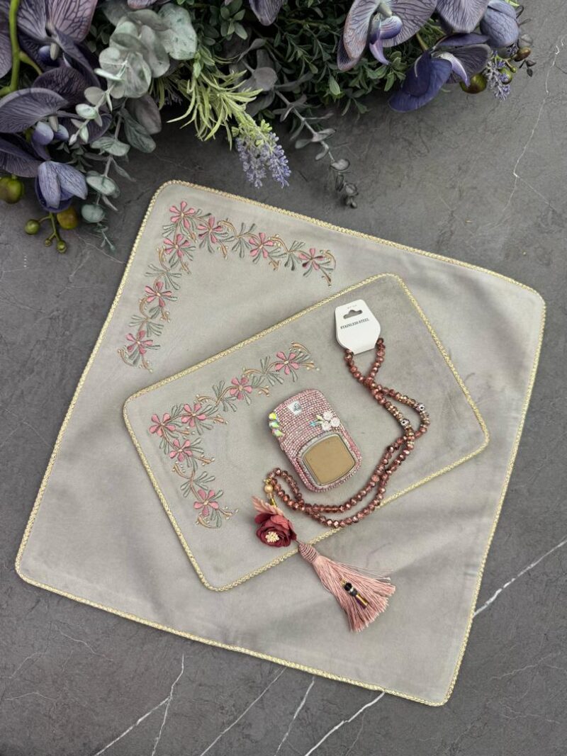 جانماز مخمل گلدوزی کد 1969 - تصویر 1