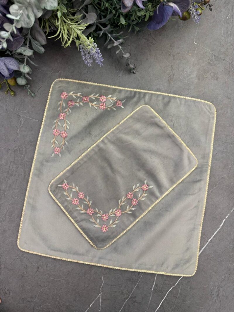 جانماز مخمل گلدوزی کد 1971 - تصویر 1