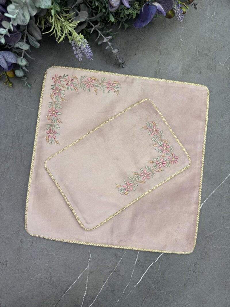 جانماز مخمل گلدوزی کد 1983 - تصویر 1