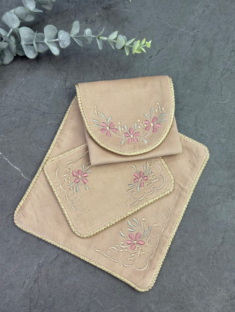 جانماز کیفی مخمل گلدوزی کد 2002 - Image 1